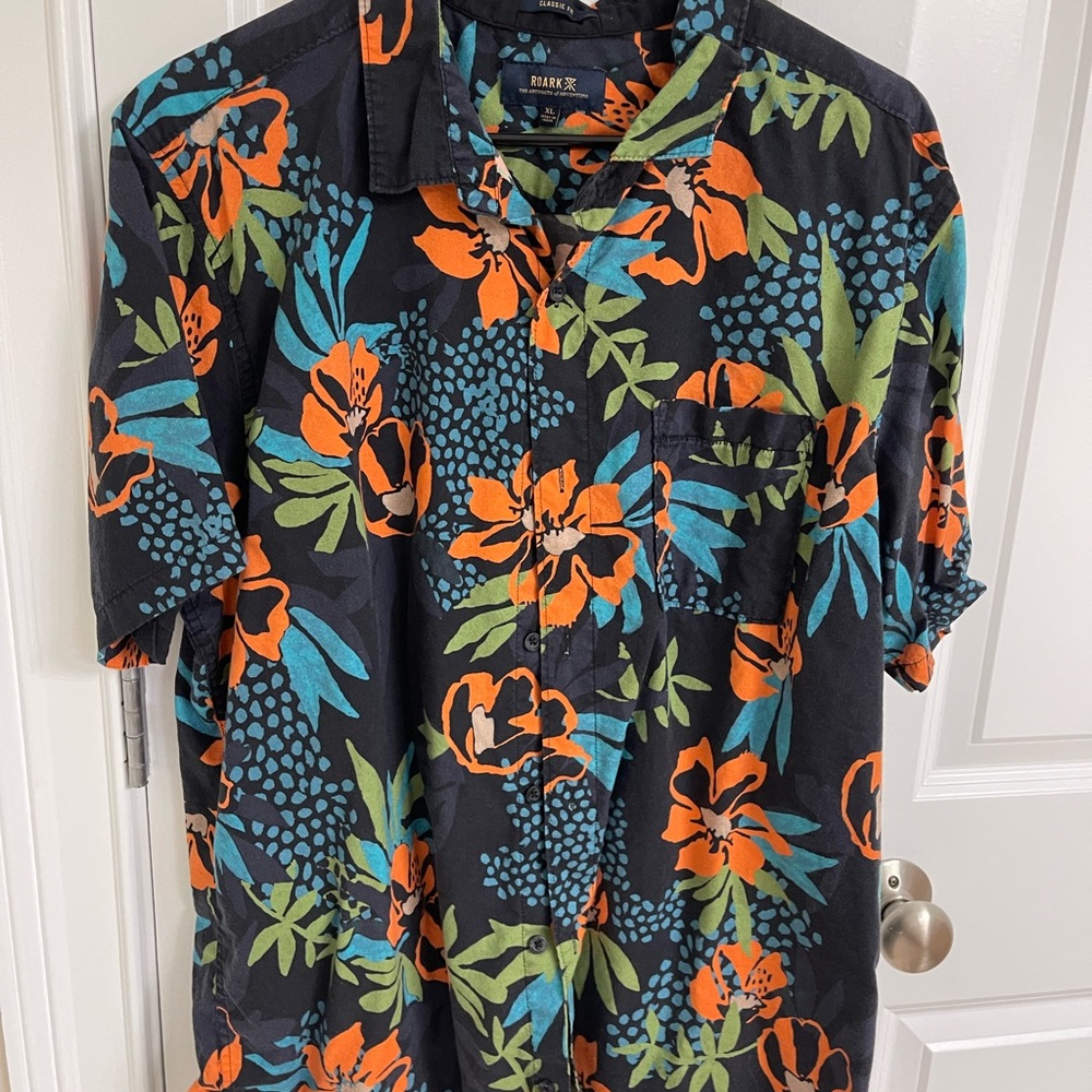 Roark size XL ss shirt like new